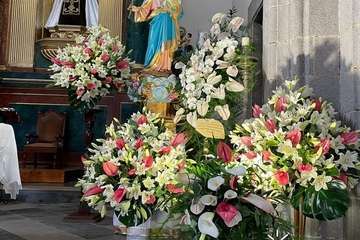 La talla religiosa está adornada por el arte floral de Segundo Amador/Francisco Javier Santana Ravelo.